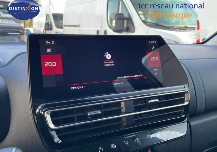 Vue intérieure centrée sur l'écran tactile et la console centrale du Citroën C5 Aircross blanc, avec affichage de la climatisation.