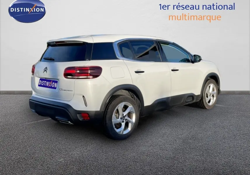 Vue 3/4 arrière droite d'un Citroën C5 Aircross blanc Okenite avec jantes alliage et vitres teintées.