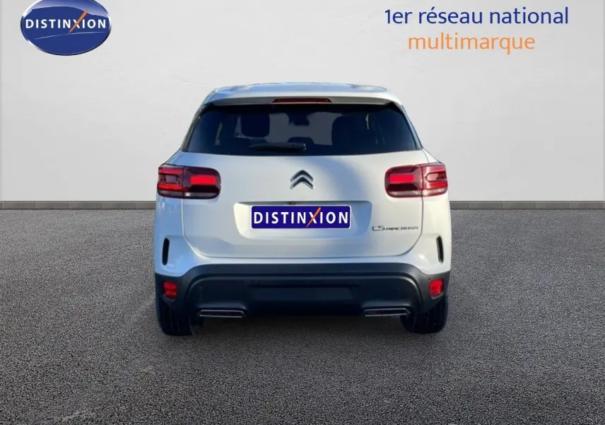 Vue arrière d'un Citroën C5 Aircross blanc Okenite Metal avec feux rouges et double sortie d'échappement.