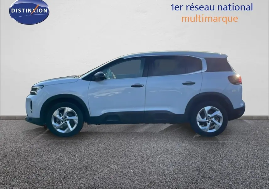 Profil droit d'un Citroën C5 Aircross 2025 blanc Okenite métallisé avec jantes alliage et toit noir.