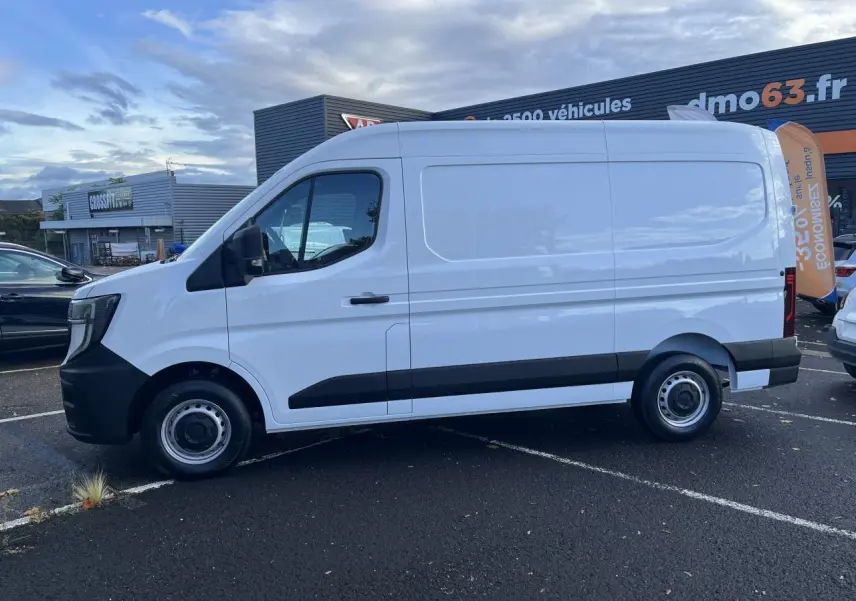Vue latérale droite du Renault Master blanc 2025, fourgon avec porte coulissante et jantes tôles noires.