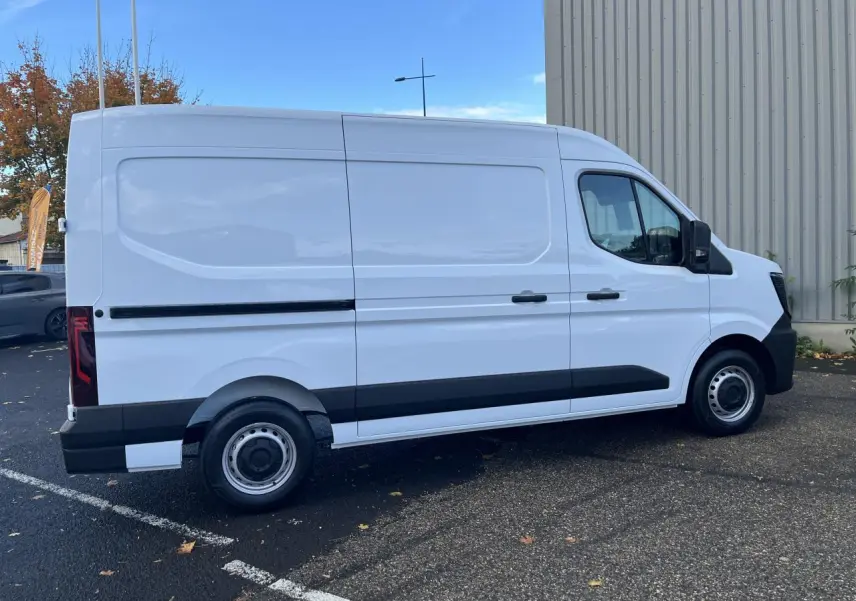 Renault Master blanc en vue de profil côté gauche, fourgon utilitaire avec panneaux latéraux tôlés et jantes tôles.