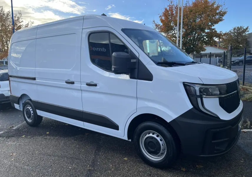 Renault Master blanc vu en 3/4 avant droit, fourgon avec calandre noire et jantes tôles 16 pouces.