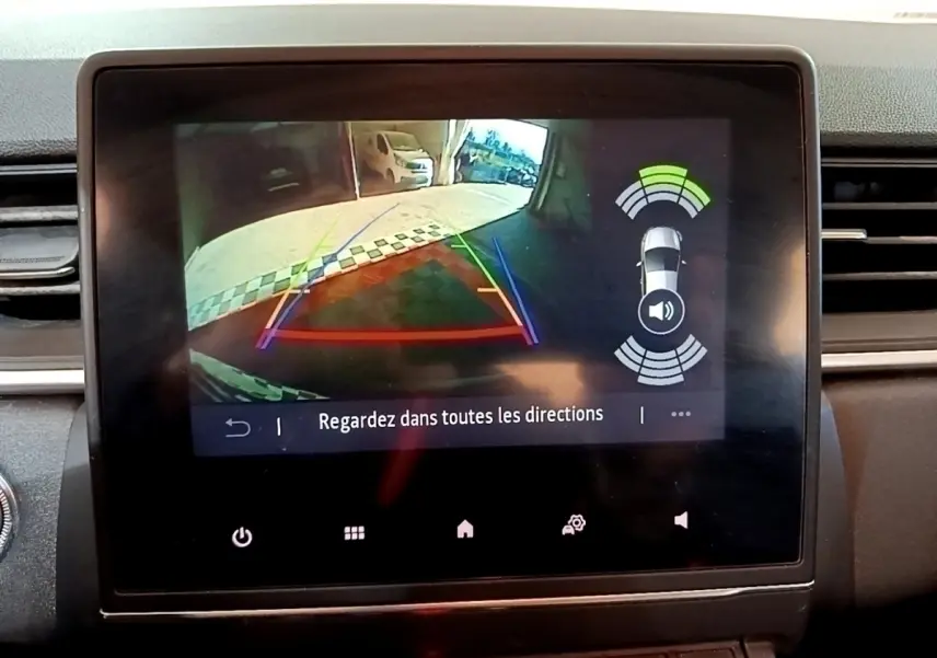 Écran tactile central du Renault Captur Business 2021 montrant la caméra de recul avec aides au stationnement activées.