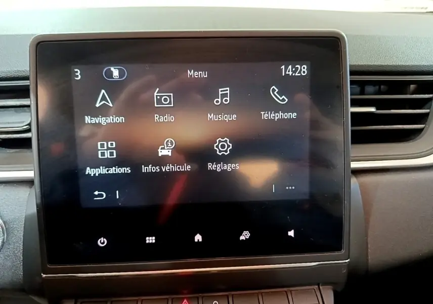 Écran tactile central du tableau de bord du Renault Captur Business noir, affichant le menu principal connecté.