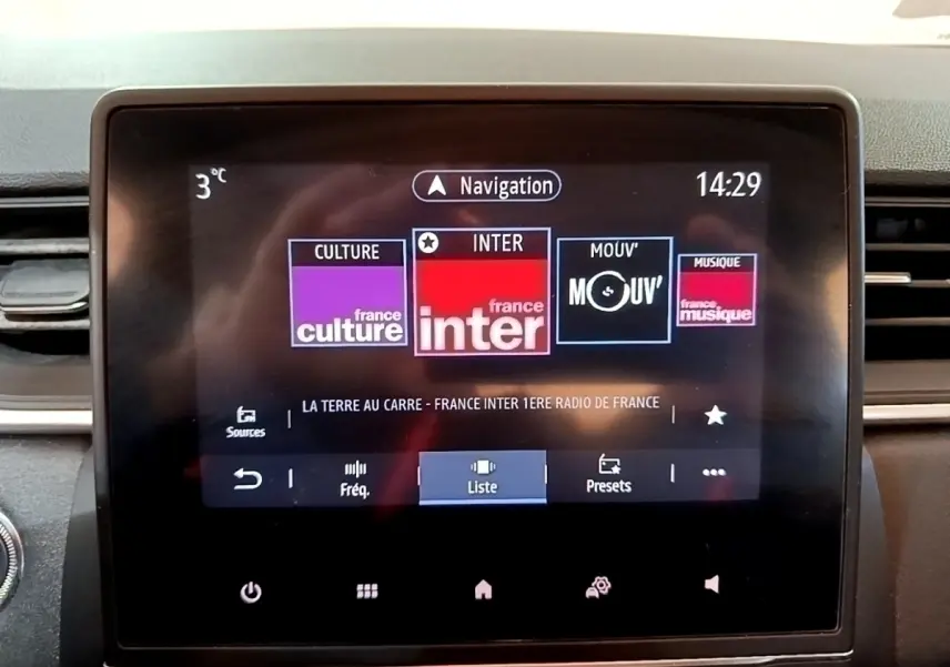 Écran tactile central du tableau de bord du Renault Captur Business noir, affichant les radios et la navigation.