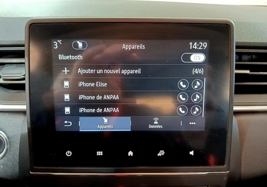 Écran tactile central du tableau de bord du Renault Captur noir, affichant le menu Bluetooth en intérieur.