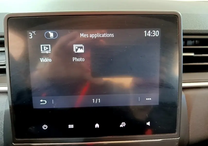 Écran tactile central du tableau de bord du Renault Captur Business noir, affichant les applications vidéo et photo.