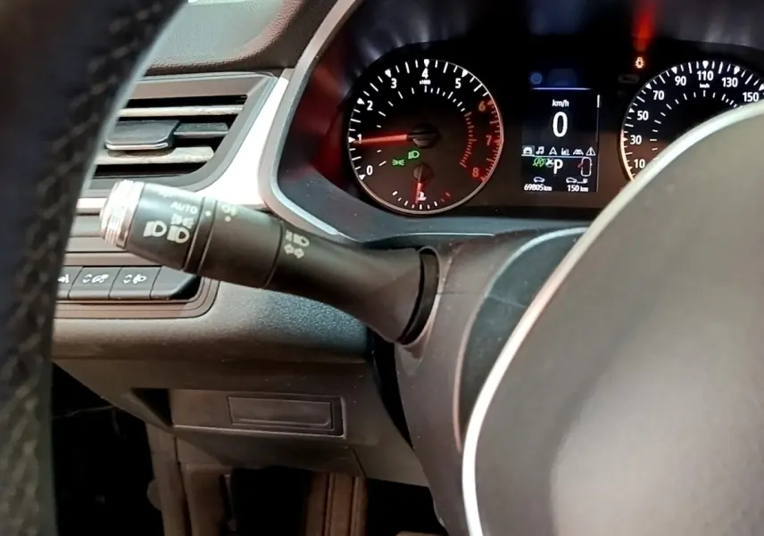 Vue rapprochée du combiné d'instruments et du commodo gauche du tableau de bord noir du Renault Captur Business 2021.