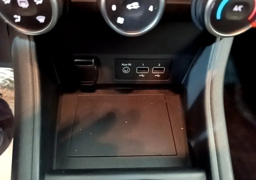 Vue rapprochée de la console centrale noire du Renault Captur 2021, avec ports USB et prise Aux-IN visibles.