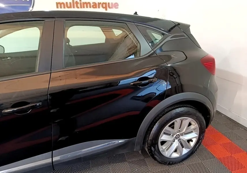 Vue latérale côté droit du Renault Captur Business noir, mettant en valeur la porte arrière et la roue arrière.
