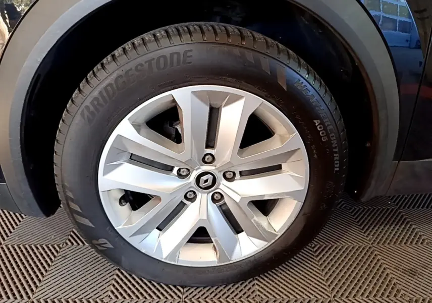 Gros plan sur la roue arrière droite du Renault Captur noir 2021, avec passage de roue et partie de la carrosserie visibles.