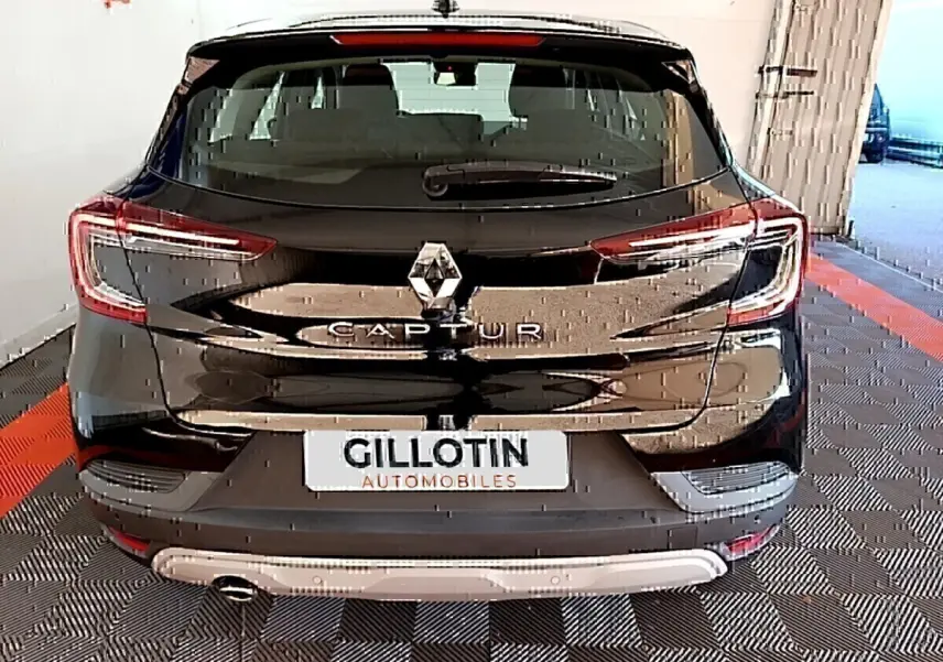 Vue arrière du Renault Captur noir 2021 avec feux LED et logo central bien visibles dans un showroom.