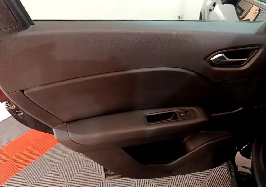 Vue rapprochée de la porte avant droite noire du Renault Captur Business TCe 140 EDC FAP 2021 avec commande de vitre.