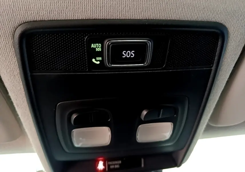Vue intérieure du plafonnier avec bouton SOS éclairé et commandes d’éclairage dans un Renault Captur noir 2021.