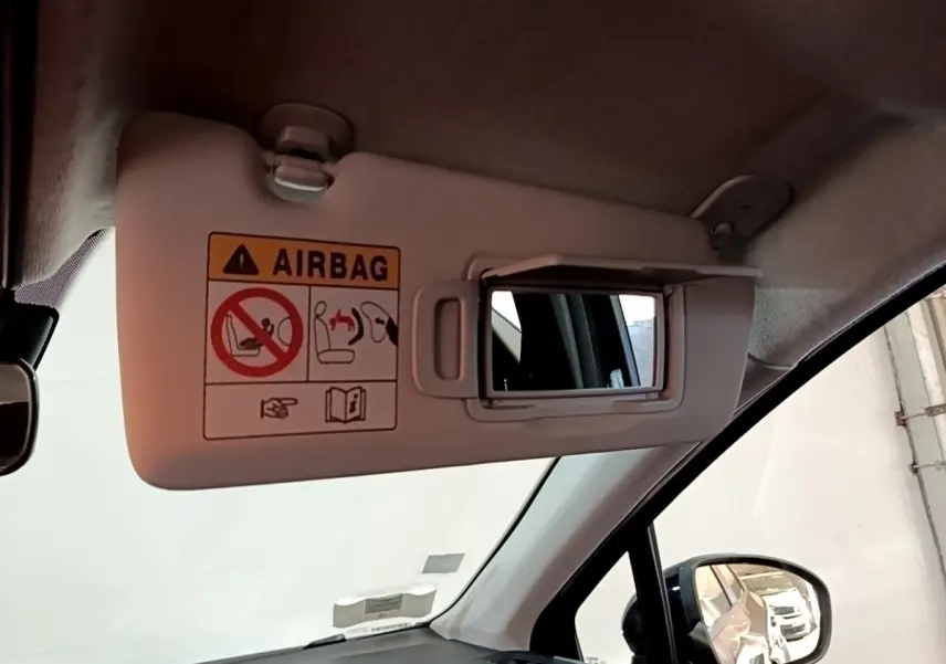 Détail du pare-soleil côté conducteur avec miroir intégré dans un Renault Captur noir, vue intérieure côté gauche.