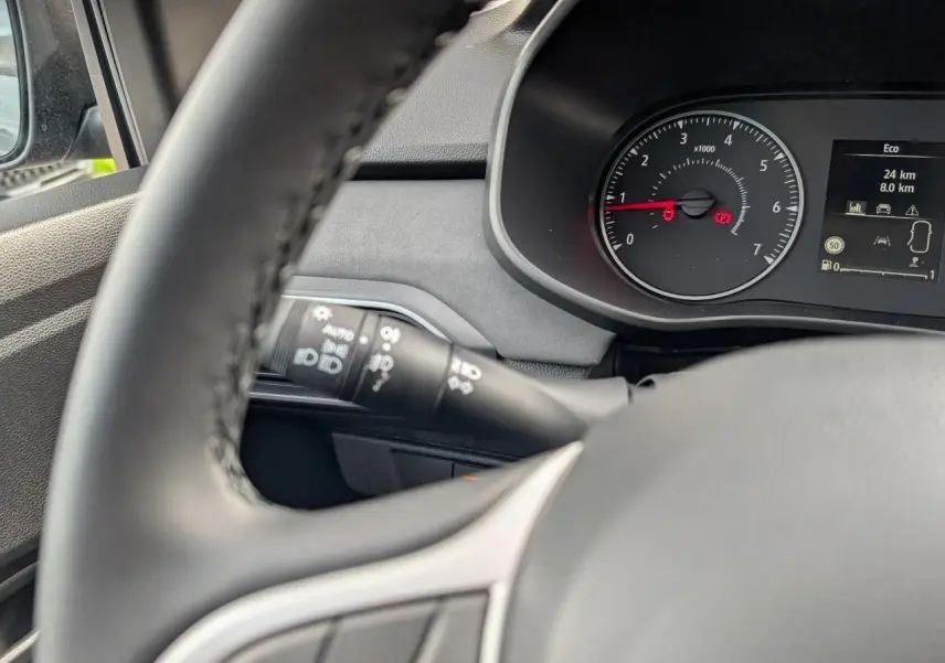 Gros plan sur le tableau de bord et le compteur du Dacia Jogger 2025, avec volant partiellement visible.