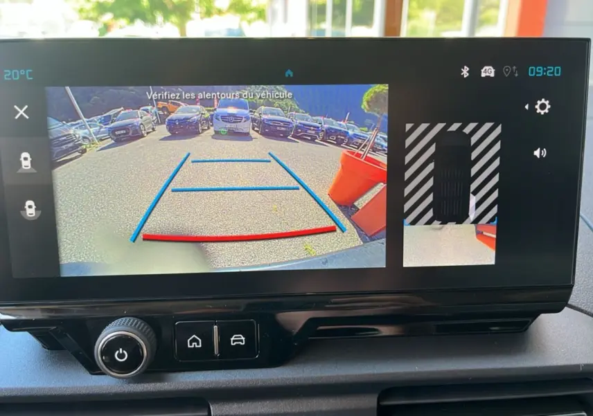 Écran de caméra de recul du Citroën Berlingo 2025 montrant l'arrière avec lignes de guidage et vue 360° du parking.