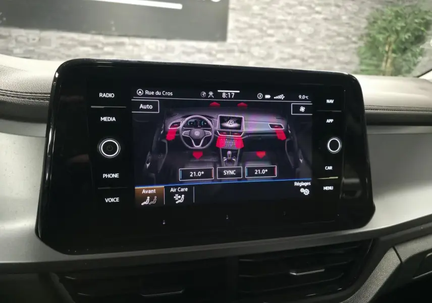 Écran tactile central du Volkswagen T-Roc 2022 affichant les réglages de climatisation avec interface noire brillante.