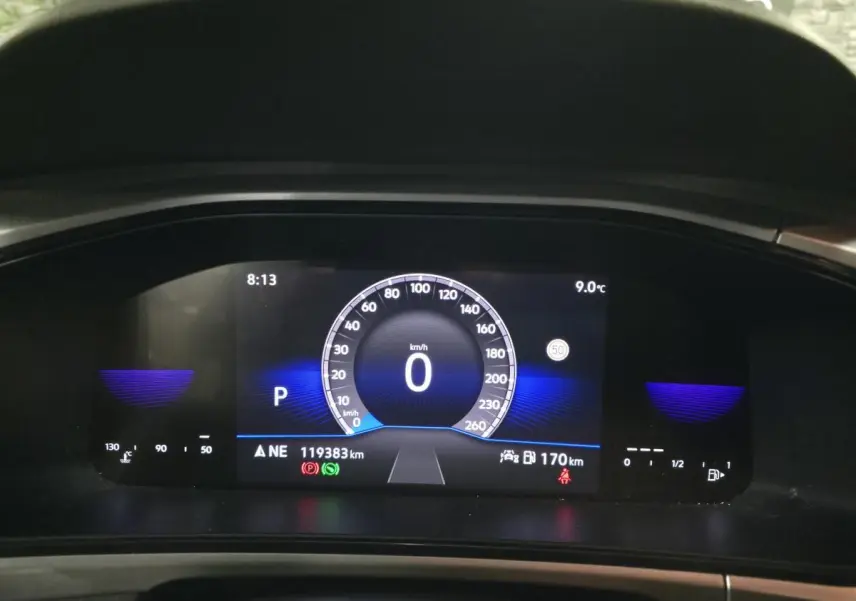 Combiné d'instruments digital du Volkswagen T-Roc 2022 affichant vitesse, température et autonomie, vue frontale.