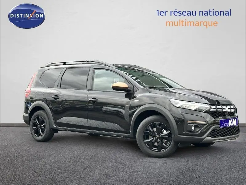 Dacia Jogger 1.6 hybrid 140ch Extreme noir nacré, vue 3/4 avant droit avec jantes noires et barres de toit.