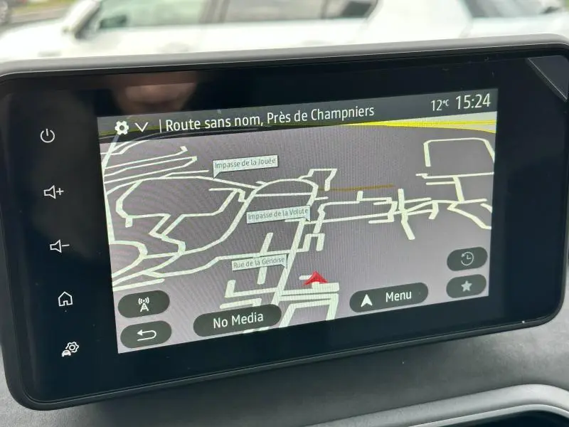 Écran tactile central du tableau de bord du Dacia Jogger affichant la navigation GPS en mode carte.