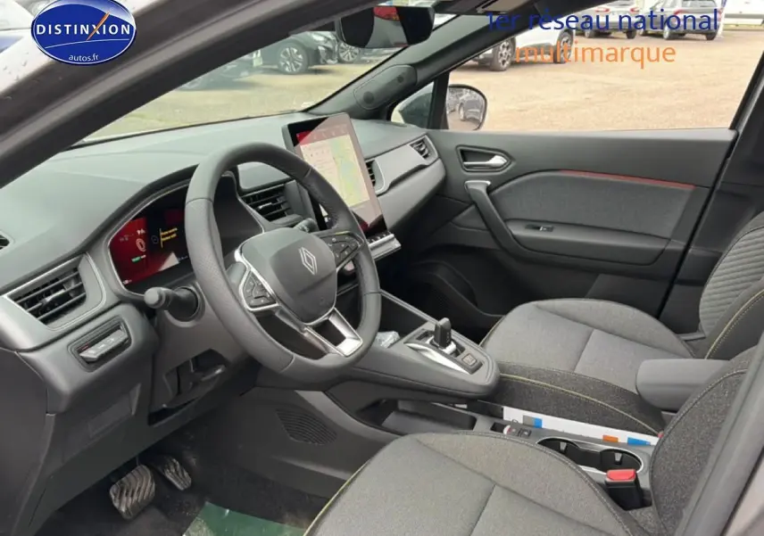 Vue intérieure côté conducteur de la Renault Symbioz gris schiste, avec tableau de bord numérique et écran tactile vertical.