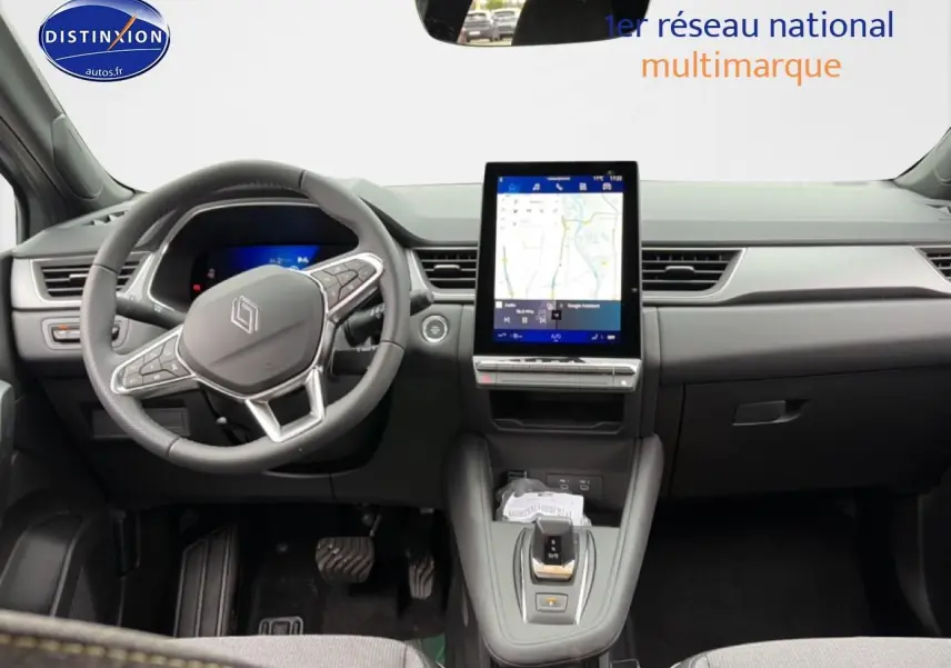 Vue intérieure frontale du tableau de bord du Renault Symbioz gris schiste avec écran tactile vertical et volant multifonction.
