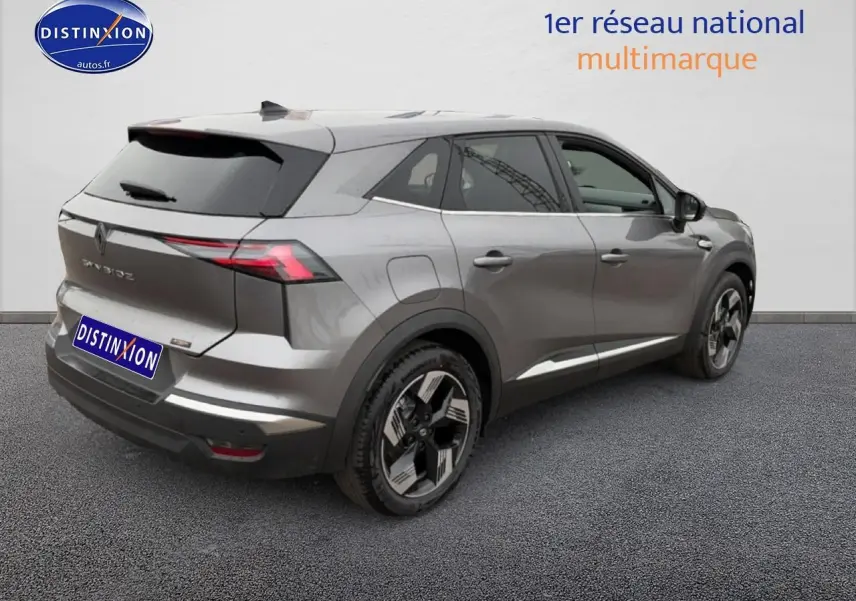 Vue 3/4 arrière droite du Renault Symbioz gris schiste avec feux LED et jantes alliage 18 pouces design gravity.
