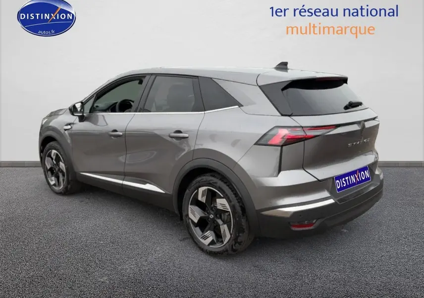 Vue 3/4 arrière droite d’un Renault Symbioz gris schiste avec jantes alliage et feux arrière LED distinctifs.