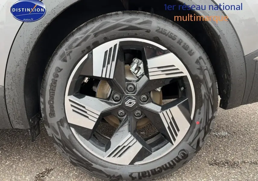 Gros plan sur la jante alliage 18 pouces design gravity d’un Renault Symbioz gris schiste, vue côté gauche arrière.