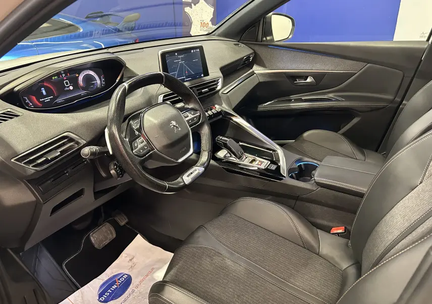 Vue intérieure côté conducteur du Peugeot 3008 GT Line 2020 avec tableau de bord numérique et volant compact cuir noir.