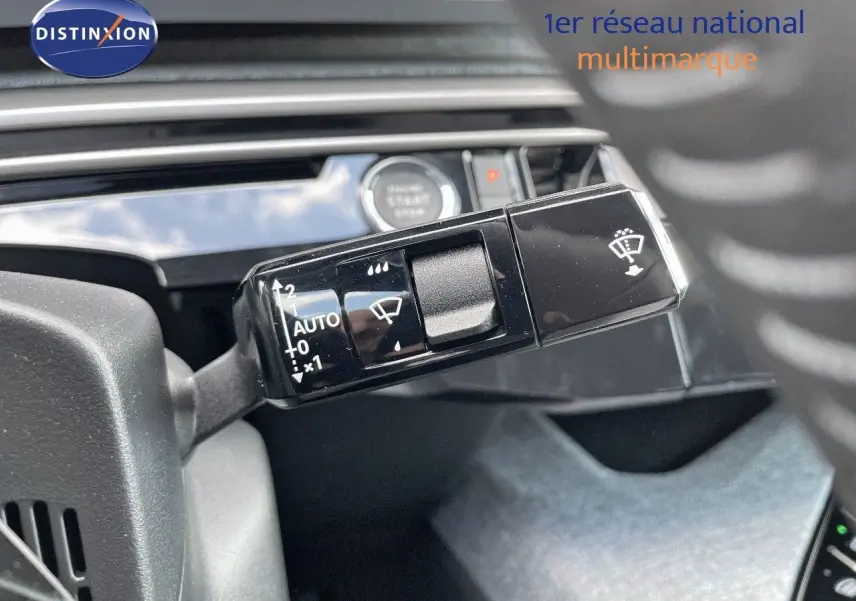 Gros plan sur la commande des essuie-glaces du Peugeot 3008 Hybrid 136ch Allure, intérieur moderne et soigné.