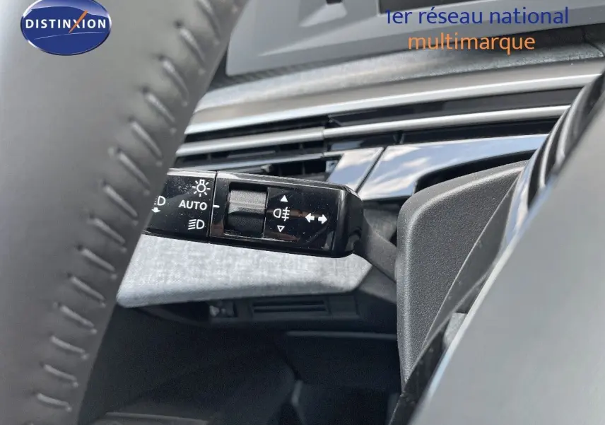 Gros plan sur la commande des feux et clignotants à gauche du volant dans l'habitacle du Peugeot 3008 bleu Ingaro Metal.
