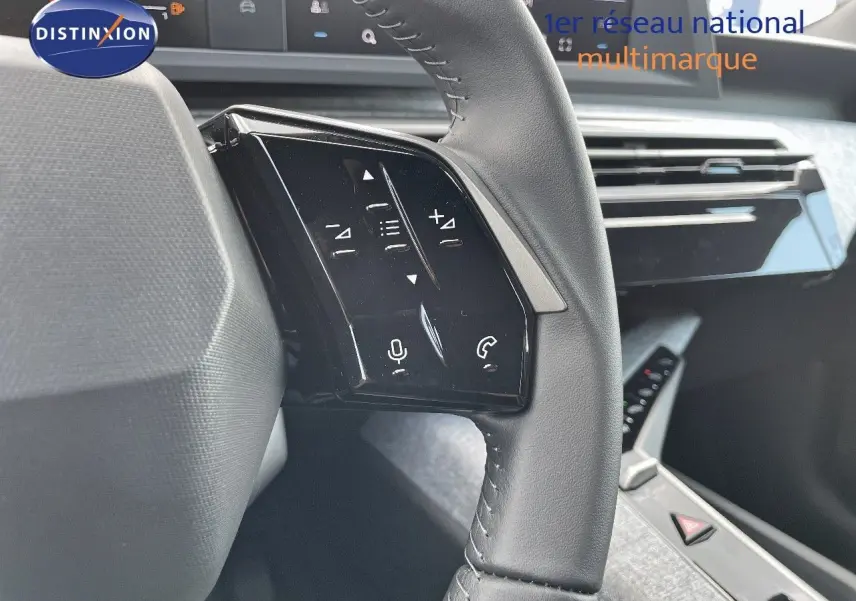 Gros plan sur le volant cuir noir du Peugeot 3008 Hybrid 2025 avec commandes vocales et téléphone intégrées.