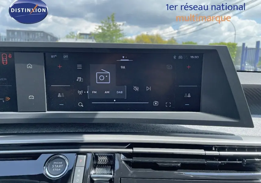 Intérieur du Peugeot 3008 Hybrid 2025, tableau de bord avec écran tactile et bouton start/stop en vue frontale.