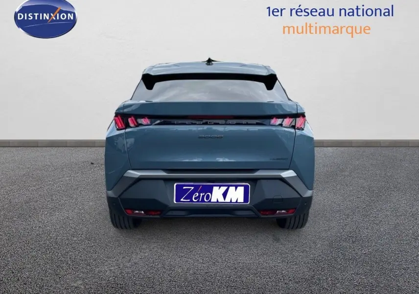 Vue arrière d'un Peugeot 3008 Hybrid bleu Ingara Metal avec feux LED caractéristiques et plaque Zero KM visible.
