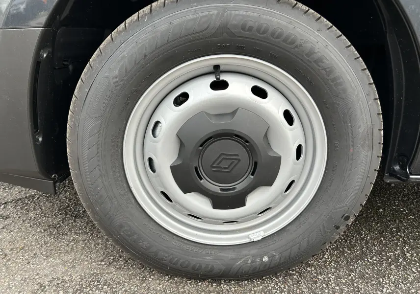 Gros plan sur la roue avant gauche du Renault Trafic Fourgon gris Comète avec jante acier et pneu Goodyear.