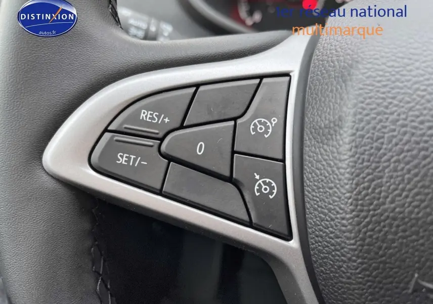 Gros plan sur les commandes de régulateur de vitesse au volant d’un Dacia Jogger blanc 2025.