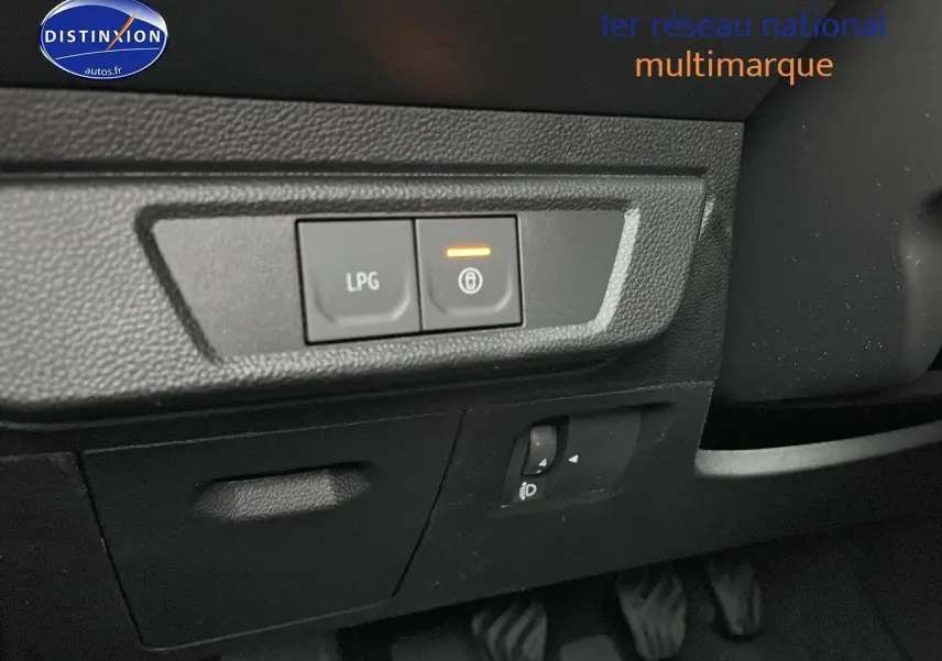 Gros plan sur les commandes LPG et verrouillage, côté conducteur du tableau de bord noir du Dacia Jogger blanc 2025.