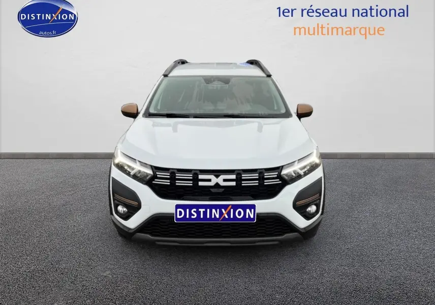Vue de face du Dacia Jogger blanc 2025 avec calandre noire et rétroviseurs couleur bronze.