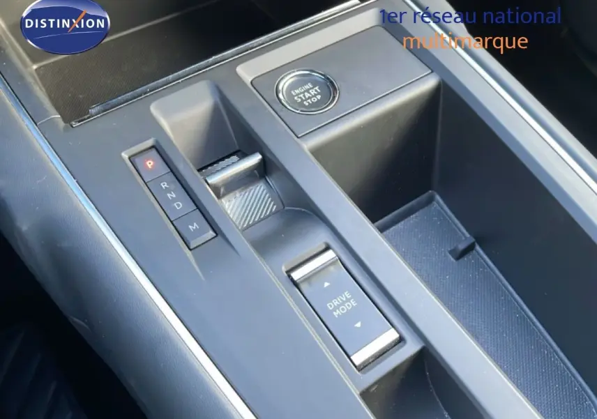 Vue rapprochée de la console centrale noire du Citroën C5 Aircross 2025 avec sélecteur de boîte auto et bouton Drive Mode.