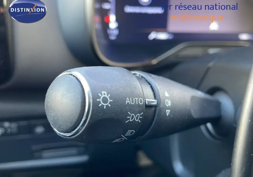 Gros plan sur la commande des feux au volant du Citroën C5 Aircross 2025 en intérieur noir.