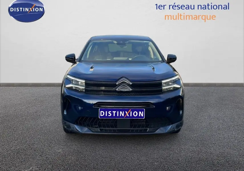 Vue frontale d'un Citroën C5 Aircross 2025 bleu éclipse métal avec calandre distinctive et phares LED intégrés.