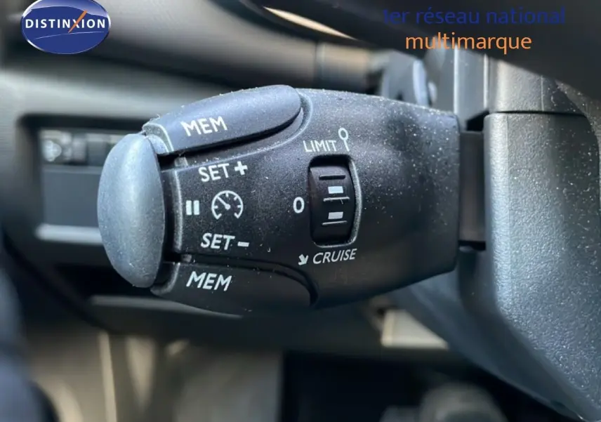 Gros plan sur la commande de régulateur de vitesse du Citroën C5 Aircross 2025 en bleu Eclipse Metal.