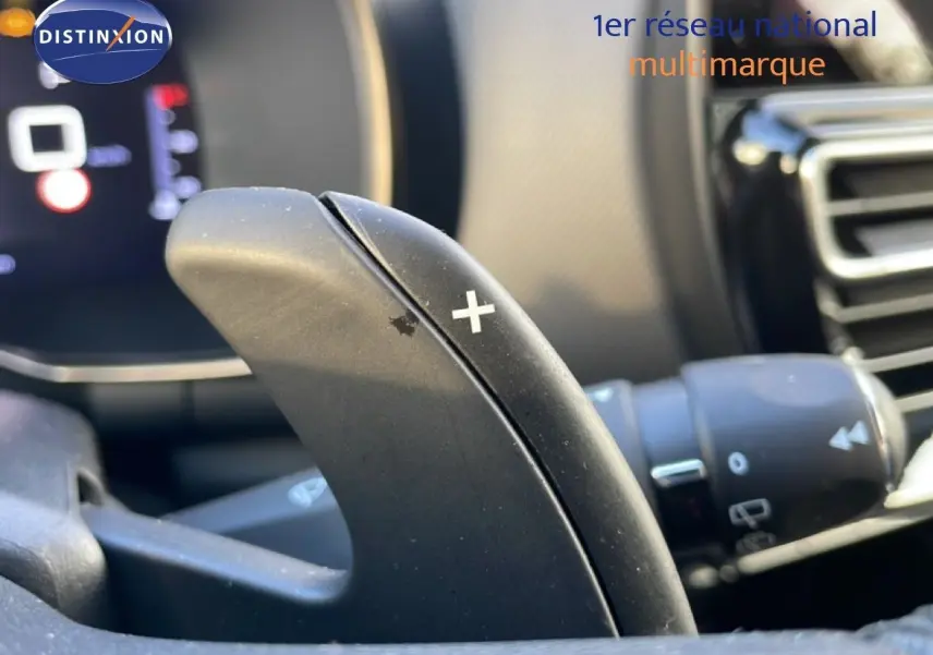 Gros plan sur la palette de changement de vitesse "+" côté droit du volant d'un Citroën C5 Aircross 2025 bleu Eclipse Metal.