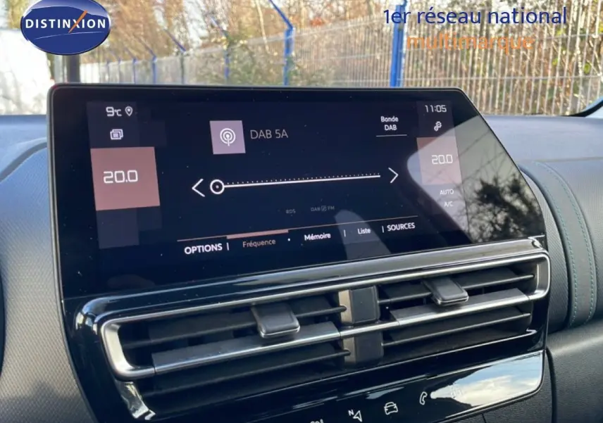 Écran tactile central et aérateurs horizontaux du tableau de bord du Citroën C5 Aircross bleu Eclipse Metal 2025.