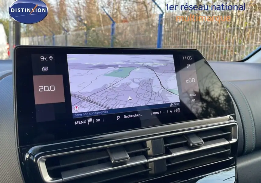 Vue intérieure du tableau de bord du Citroën C5 Aircross 2025, écran tactile affichant la navigation et commandes climatisation.
