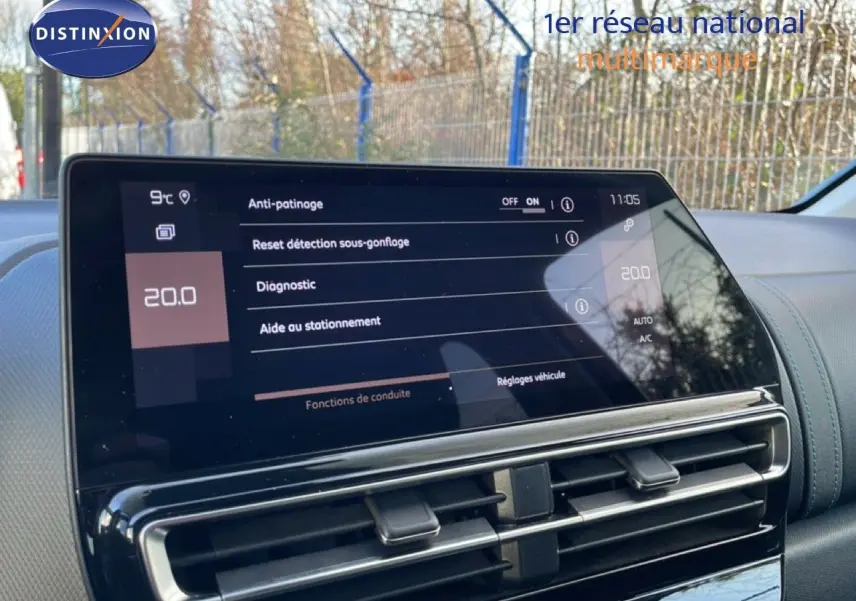 Écran tactile central affichant les options d’aide à la conduite dans l’habitacle du Citroën C5 Aircross 2025.