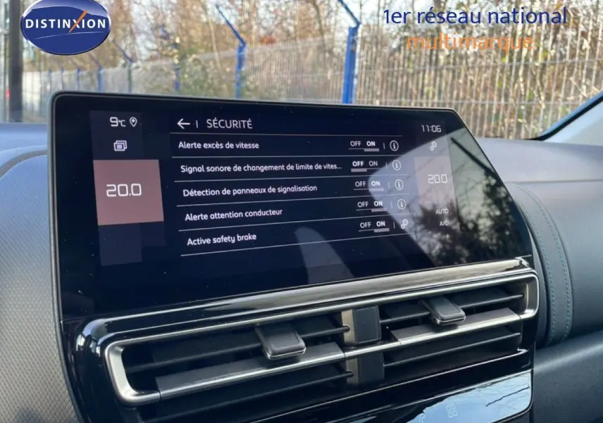 Écran tactile central affichant les réglages de sécurité du Citroën C5 Aircross, intérieur noir moderne.